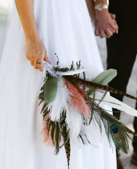 ramo de plumas para bodas